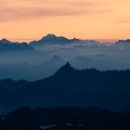 Le jour se lève sur les Alpes