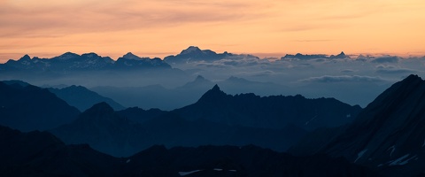 Le jour se lève sur les Alpes