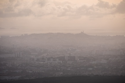 Marseille en contrejour, depuis la chaîne de l'Etoile