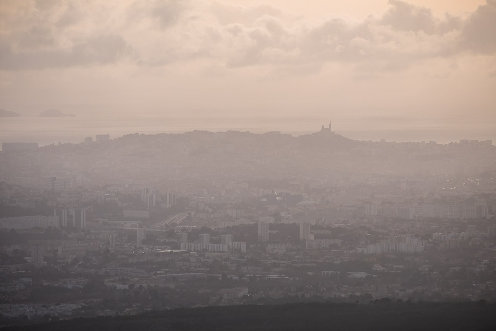 Marseille en contrejour, depuis la chaîne de l'Etoile