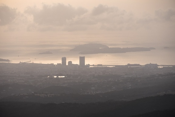 Marseille en contrejour, depuis la chaîne de l'Etoile