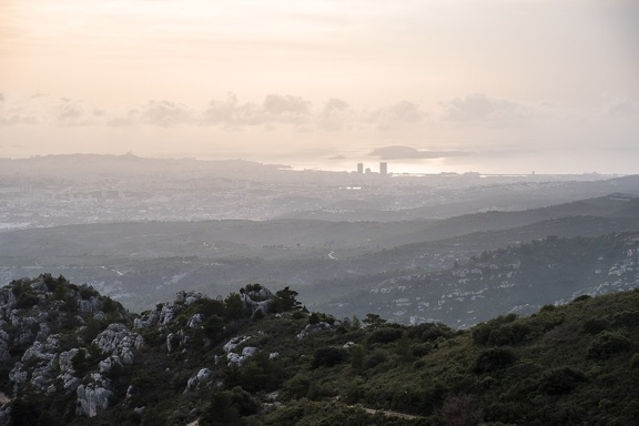 Marseille en contrejour, depuis la chaîne de l'Etoile